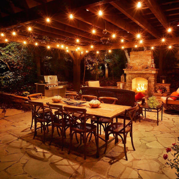 Penerangan dengan lampu-lampu gantung yang cantik